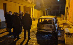 Incendiata l’auto di un prete che aveva già subito un’aggressione, indagini