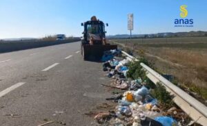Mezzi di Anas e Comune di Crotone raccolgono 4 tonnellate di rifiuti sulla Statale 106