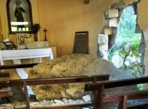 Tragedia sfiorata in Calabria, enorme masso si stacca e finisce in una chiesetta