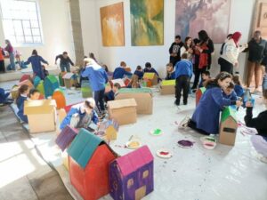 Attività dei bambini della scuola primaria di Santa Caterina con l’artista Roberto Giglio