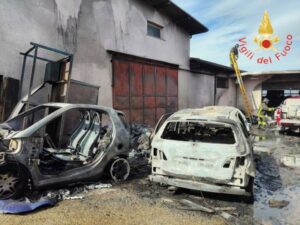 Autocarrozzeria in fiamme a Catanzaro, vigili del fuoco al lavoro