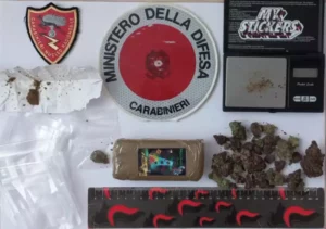 Beccato in possesso di hashish e marijuana, 24enne arrestato