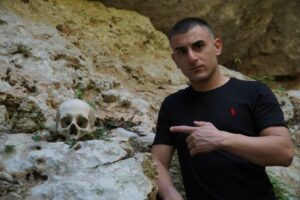 Un cranio preistorico fra i sentieri di Pantalica, la scoperta dell’ambientalista Sebastian Colnaghi