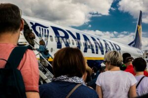 Volo Ryanair Crotone Bergamo arriva con 4 ore di ritardo, 250 euro ai passeggeri