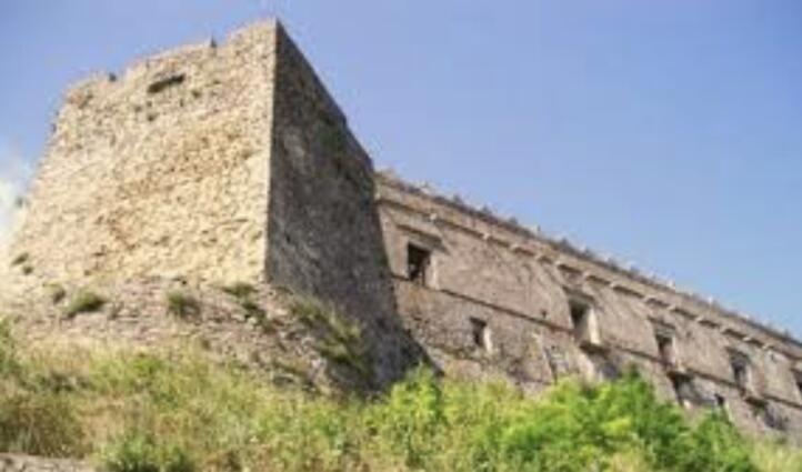 Castello Carafa, posto nella parte alta del vecchio borgo di Cirò