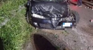 Scontro tra due auto, una si ribalta: 4 feriti in codice rosso