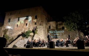 La grande lirica a Guardavalle. Trionfo di pubblico per il Galà dell’Opera Italiana, inserita nel Borgo in Opera Festival 2026