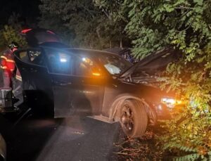 Scontro tra due auto nella notte, due trentenni incastrati nell’auto
