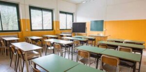 Studente di 14 anni pianifica un’aggressione con coltello contro la prof: “Sventata dai compagni”