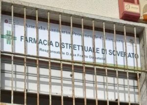 Disagi intollerabili alla Farmacia Distrettuale di Soverato: malati costretti ad attendere sul marciapiede