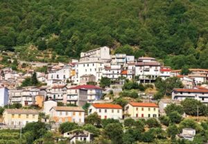 San Sostene, l’arte identitaria cresce con il sostegno dei privati: nuove iniziative dal Borgo al lungomare